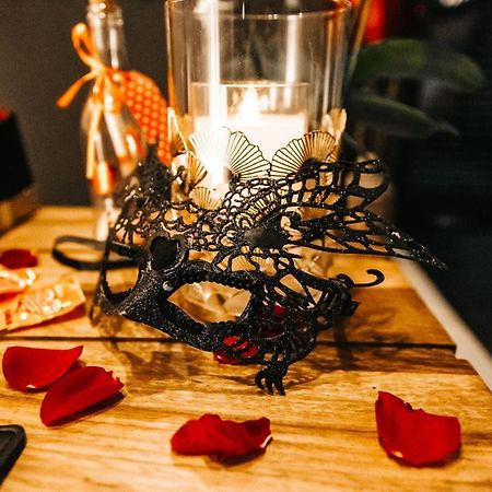 Suite romantique et climatisée avec jacuzzi Puydaniel Esterno foto