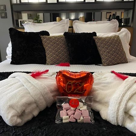 Suite romantique et climatisée avec jacuzzi Puydaniel Esterno foto