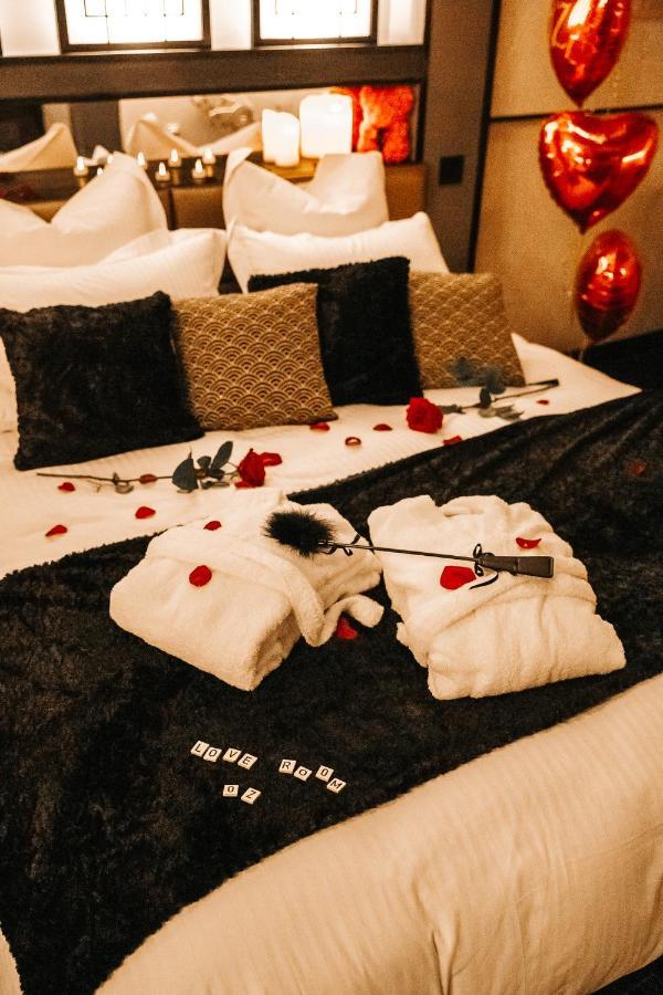 Suite romantique et climatisée avec jacuzzi Puydaniel Esterno foto