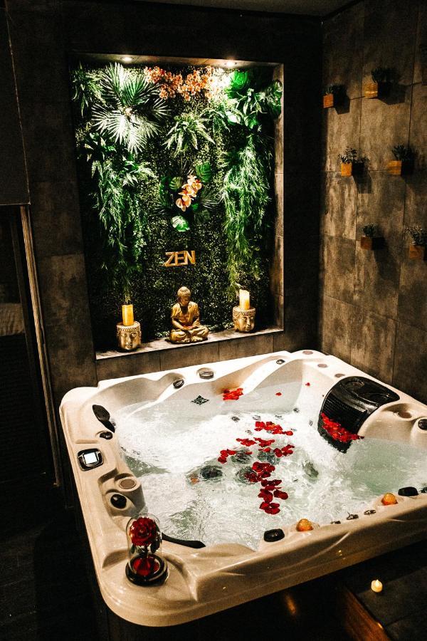 Suite romantique et climatisée avec jacuzzi Puydaniel Esterno foto