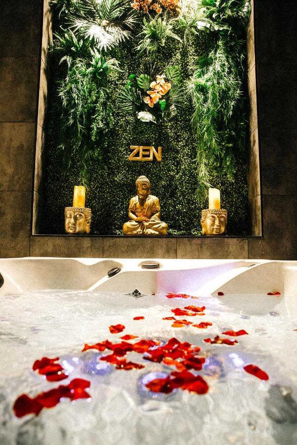 Suite romantique et climatisée avec jacuzzi Puydaniel Esterno foto