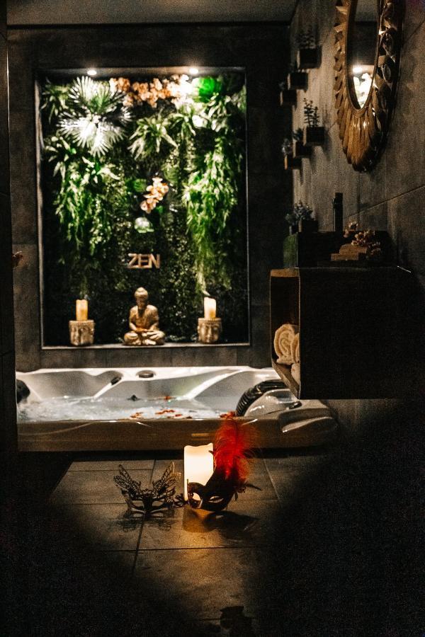 Suite romantique et climatisée avec jacuzzi Puydaniel Esterno foto