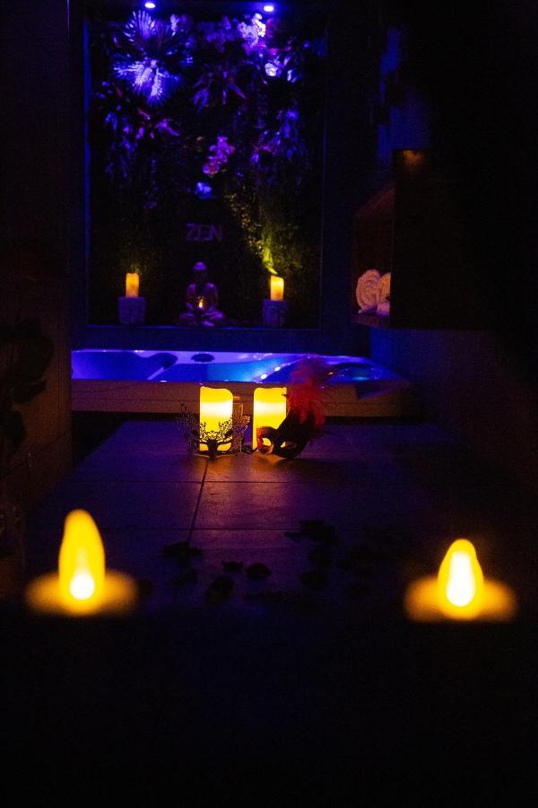 Suite romantique et climatisée avec jacuzzi Puydaniel Esterno foto