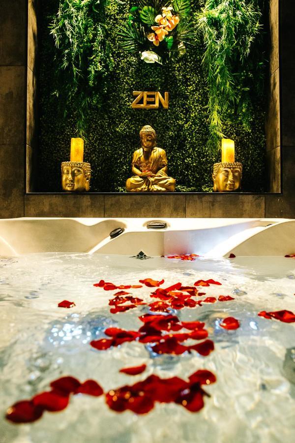 Suite romantique et climatisée avec jacuzzi Puydaniel Esterno foto