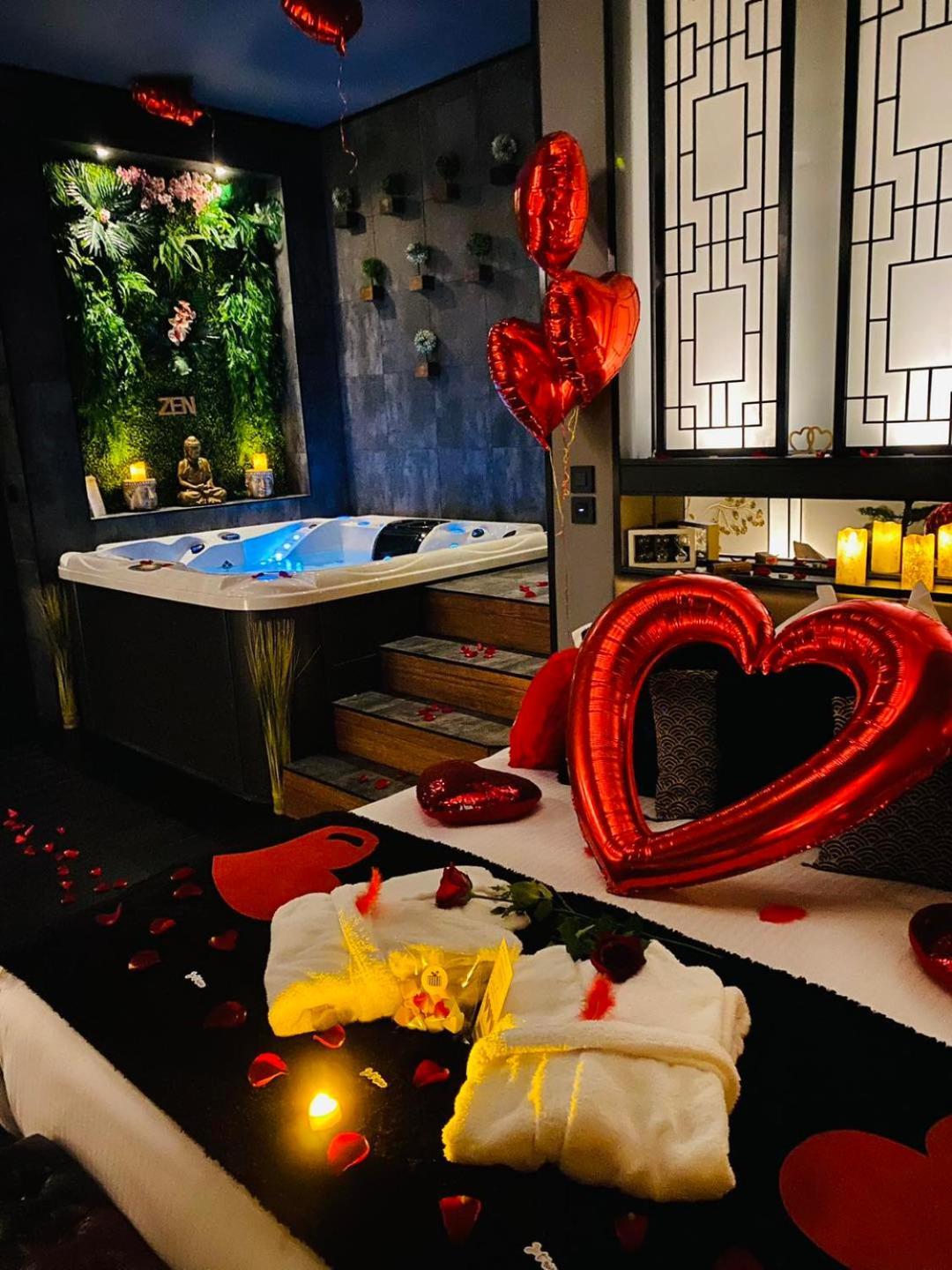 Suite romantique et climatisée avec jacuzzi Puydaniel Esterno foto