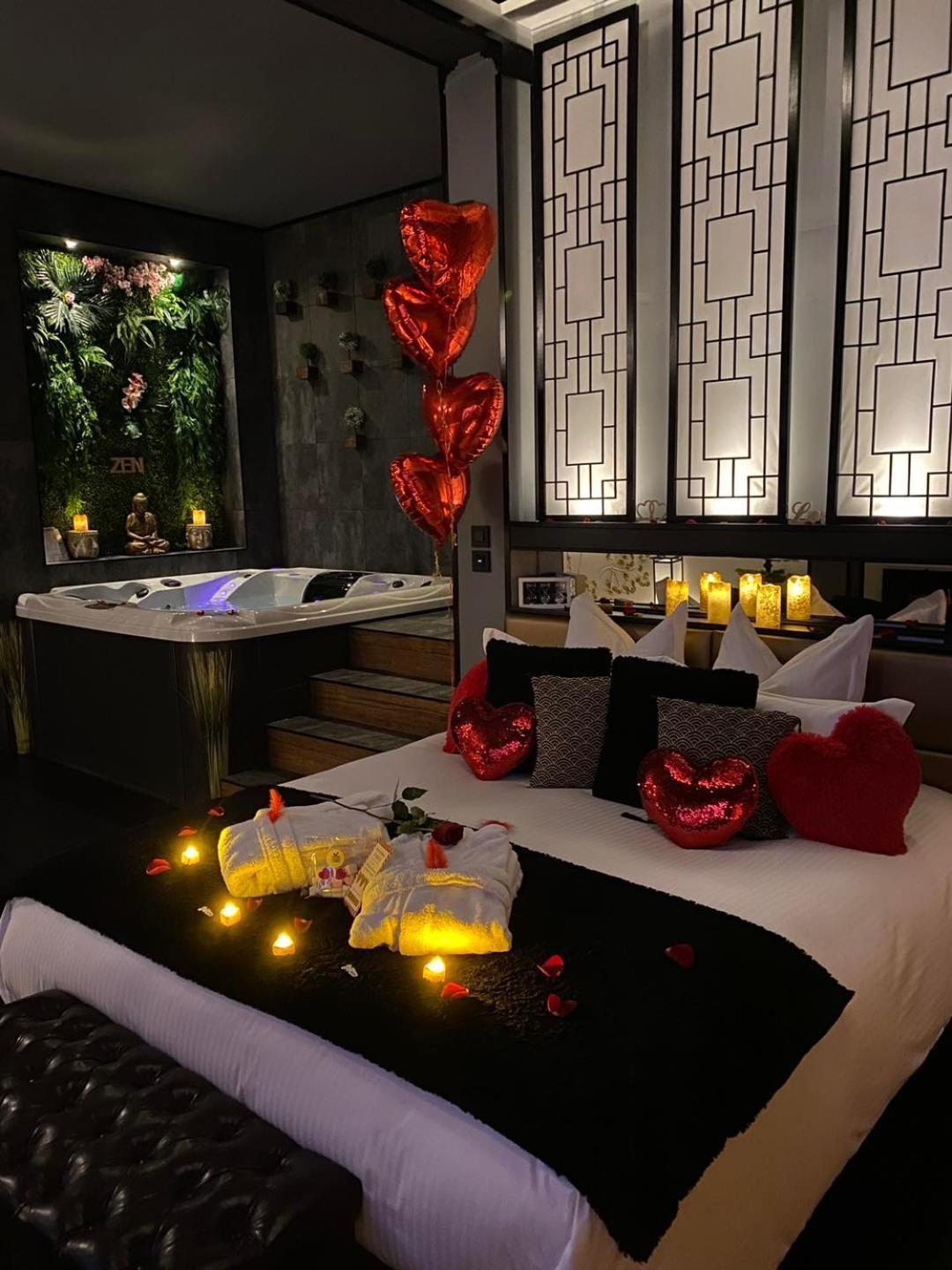 Suite romantique et climatisée avec jacuzzi Puydaniel Esterno foto