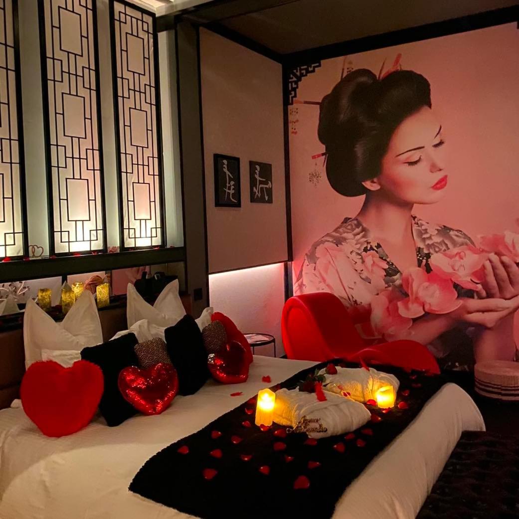 Suite romantique et climatisée avec jacuzzi Puydaniel Esterno foto